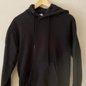 Svart basic hoodie från zara man. Knappt använd. Säljer då den är för liten för mig och använder den ej. Mycket gott skick. Perfekt bas hoodie!!