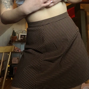 Monki kjol - Brun och svart hundtandsmönstrad kjol från Monki. Sitter bekvämt och ger än en fin midja. 