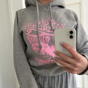 Säljer en fin grå hoodie med rosa detaljer från Bik Bok! Strl M men liten i storleken så skulle snarare säga att den är en XS-S.☺️ Jag är 159 cm lång. Frakten ingår i priset. 