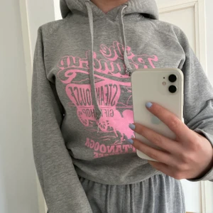 Bik Bok hoodie  - Säljer en fin grå hoodie med rosa detaljer från Bik Bok! Strl M men liten i storleken så skulle snarare säga att den är en XS-S.☺️ Jag är 159 cm lång. Frakten ingår i priset. 