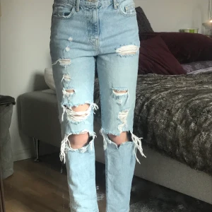 Ripped mom jeans  - Coola jeans från ginatricot som inte har kommit till användning. Bra skick inga fläckar! så skriv om ni vill köpa eller vill ha fler bilder!💕 waist: 67 cm
