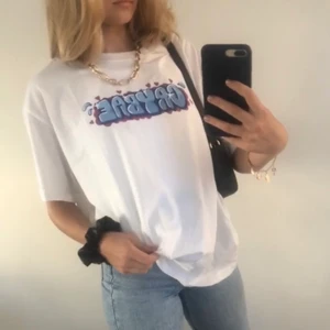 Tshirt  - Säljer helt slutsåld tshirt från weekday då jag råkade köpa två. Denna är i storlek L vilket gör den snyggt oversized. Lapp finns kvar och den är otroligt skön och snygg!❤️❤️ Buda från 100kr i kommentera 