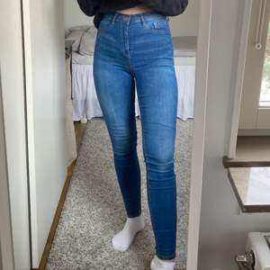 Högmidjade jeans i tight modell från Gina Tricot. Modellen heter Molly. Storlek M men de är som XS/34 (jag är 164 cm lång). Dessa är dina för 50 kr + ev frakt 🤍