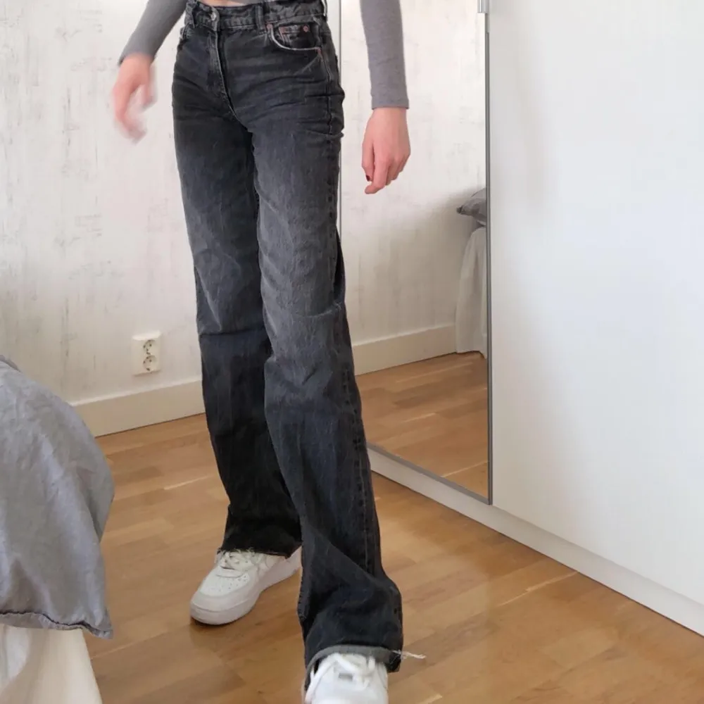 Populära och slutsålda zara jeans i storlek 34 ”90s full lenght” medelhög midja. Långa för mig som är 173cm men går såklart att klippa av. Använda 2 gånger och säljer pågrund av att dem inte kommer till användning. Köparen står för frakten. Vid flera intresserade blir det budgivning, säljs direkt vid 300kr pluss frakt ❣️(budgivning avslutas måndag 20:00). Jeans & Byxor.