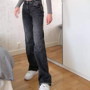 Populära och slutsålda zara jeans i storlek 34 ”90s full lenght” medelhög midja. Långa för mig som är 173cm men går såklart att klippa av. Använda 2 gånger och säljer pågrund av att dem inte kommer till användning. Köparen står för frakten. Vid flera intresserade blir det budgivning, säljs direkt vid 300kr pluss frakt ❣️(budgivning avslutas måndag 20:00)