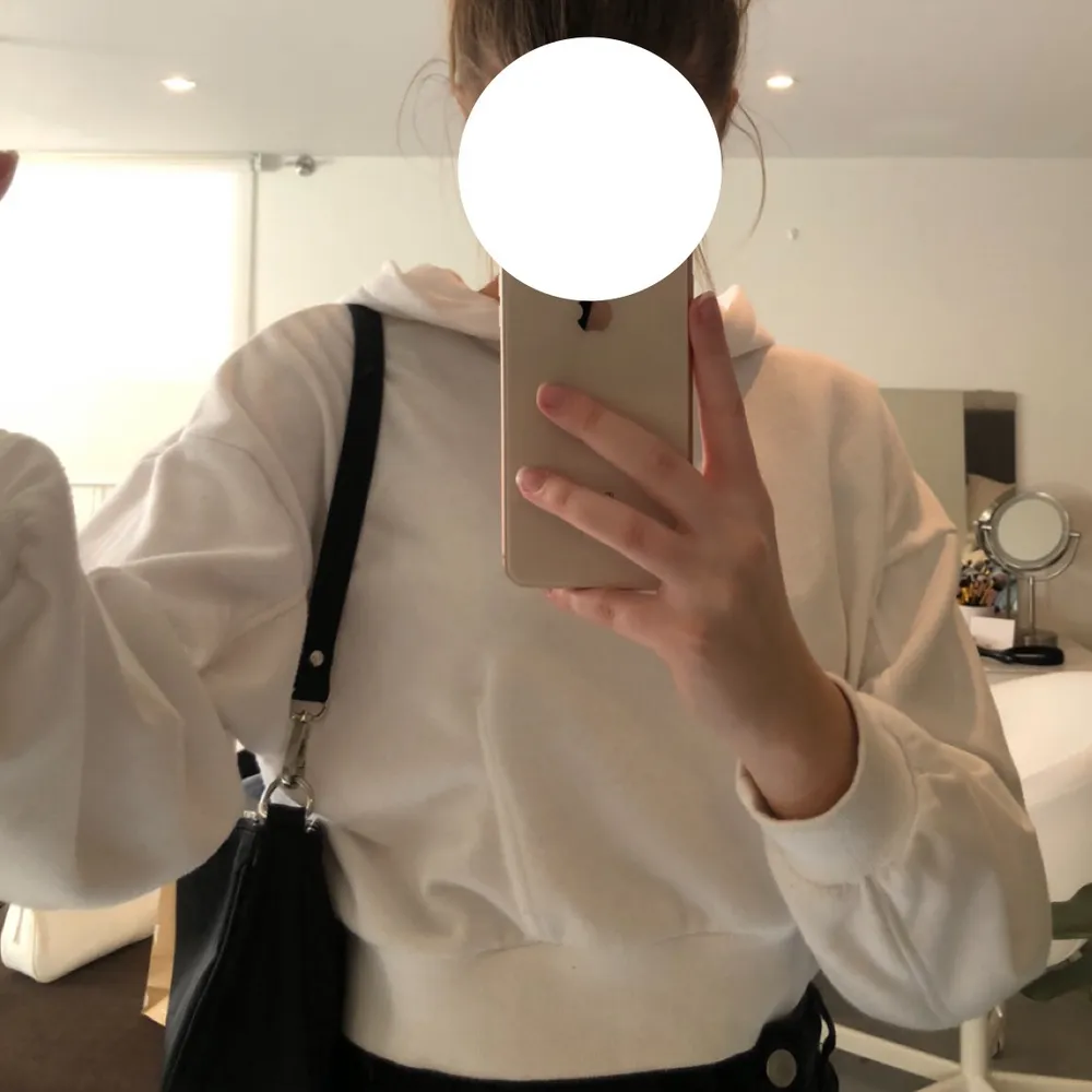 En snygg vit hoodie med luva, kort i modellen. Frakt tillkommer💕🙌🏼. Tröjor & Koftor.