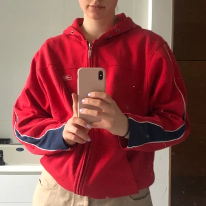 Umbro hoodie - Vintage Umbro hoodie, köpt på humana i somras men säljer i brist på användning, använd ett fåtal gånger så den är i superfint skick <3