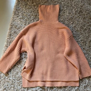 Oversize polotröja  - Stickad oversize polo i ljusrosa 