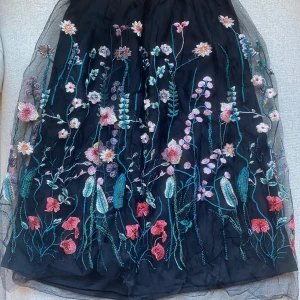 Blommig HM kjol  - Stl XS, aldrig använd, således nyskick!