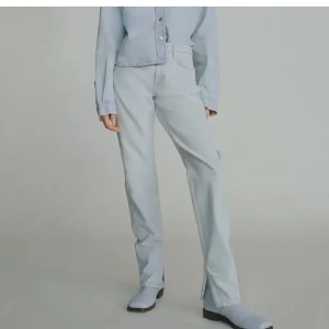 Blåa jeans med slits - Ljusblåa jeans med slits från zara. Säljer pga att de är för stora för mig och är därmed bara använda ett fåtal gånger! 😍😍