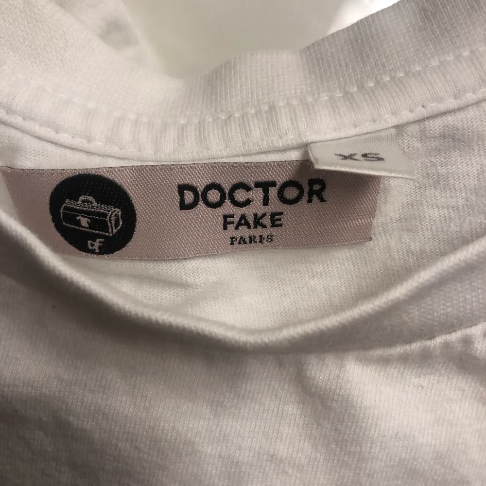 Jätte ball t-shirts från dr fake är i storlek XS men passar även S. T-shirts.