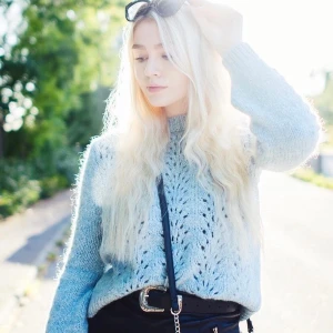 Blå stickad tröja  - Blå stickad tröja i storlek 38 från Topshop. Bara använd en gång så är i nyskick.