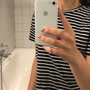 T-shirt - Randig t-shirt från zara. Mörkblå och vit