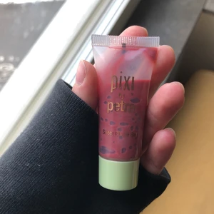Pixi cheer cheek gel - Cheer cheek gel/rouge från pixi. Bara använd 2 gånger, den kom inte helfylld 