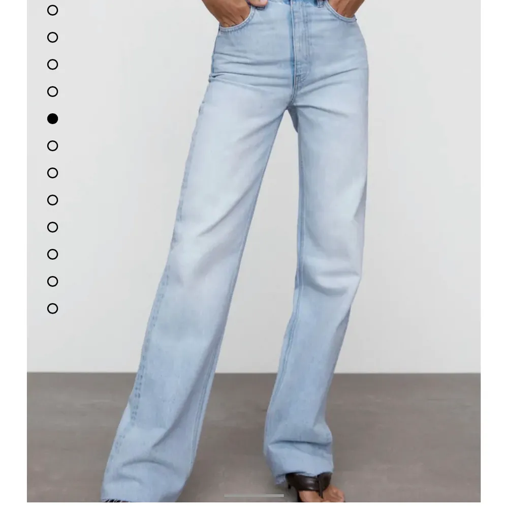 Säljer ett par helt nya och oanvända jeans från Zara, perfekt blå färg och passform (Storlek 36)           250 kr! . Jeans & Byxor.