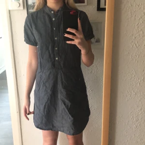 Klänning - Klänningen har ganska breda axlar, på sitter den väldigt löst men man  kanske kan sätt ditt ett bälte om man vill att det ska sitta tajt vid midjan. Jag är en 168