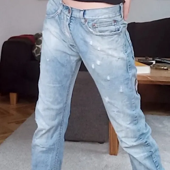 Jätte coola jeans med tryck på bakre benet som liknar ed hardy! köpta på humana men aldrig använda!💫 buda från 180 eller köp direkt för 400💖. Jeans & Byxor.