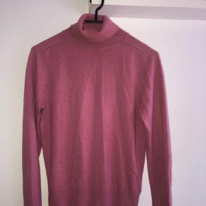 Polotröja - Rosa polotröja från NAKD. Storlek XXS men passar en storlek XS lika bra!! Köpare står för frakten