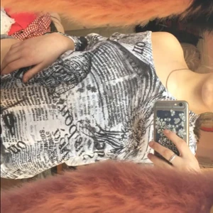 Cool tröja med snyggt tryck - Jätte snygg tröja i smått stickat material🦋 Coolt tryck med pärlor på, se bild 3