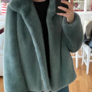 Blå pälsjacka - Mysig vinterjacka i en klarblå färg. Jackan är i fuskpäls. Jackan är ifrån märket ”Beumont” och är i storlek 42. Jag har vanligtvis storlek S och den passar mig, den blir oversize. Om fler är intresserade blir det budgivning, utgångspris 300 kr + frakt AKTUELLT BUD: 300 kr