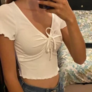 Söt tshirt - Säljer denna söta populära topp från Shein💜 Aldrig använd så nyskick. Storlek M men skulle säga den sitter som en S 💞 stretchigt bra material. 70 kr där en frakt på 30 kr tillkommer 🥰