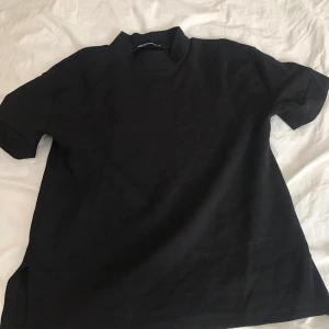 tshirt med polo krage  - fin tshirt med slits på sidan pris diskuteras samt leverans 
