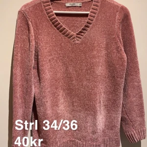 Gosig stickad tröja - Skick: som ny. Storleksmässigt: stor i storleken och passar mer en 38:a