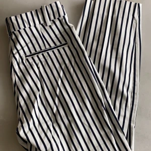 Kostymbyxor  - Randiga kostymbyxor som aldrig har använts. 