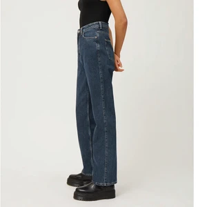 Mörkblåa jeans från weekday - Jättesnygga mörkblåa jeans från weekday i modellen rowe. Lite korta på mig som är 173. Säljer för 100 och skriv gärna för fler bilder eller frågor❤️