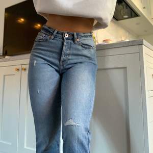 Jeans i storlek s från lager157 i modellen Standard High, utgående modell. Passformen är som mom-jeans modell i sliten design. Nyskick. Ingen plats i garderoben, därav billiga priset.