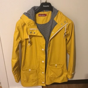 Derbe - Gul regnjacka i storlek 40