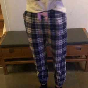 Pyjamasbyxor  - Rosa och blåa pyjamasbyxor från Kappahl/Hampton republic ❤️passar dig som är xs ❤️ köparen står för frakten 