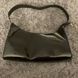 Väska - Jättefin svart glansig väska, aldrig använd , 50kr + frakt