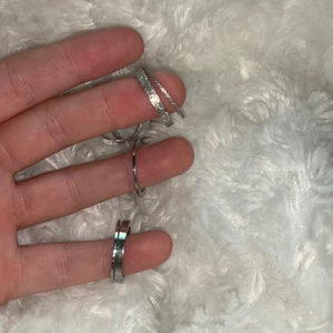 Silver ringar  - Silver ringar i olika storlekar, vissa är med glitter och vissa släta 🥰 10 kr st 