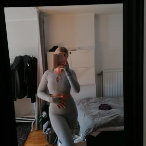 Träningsset från Australien  - TIGHTSEN SÅLDA! Träningsset från echt som jag köpte i Australien! I fint skick, färgen är ljusgrå vilket jag tycker om då man kan matcha det med mycket och de är fräscht på gymmet!! Sitter bra och har fått många komplimanger för de men har tyvärr växt ur det. 150 för båda eller 70 kr för toppen och 100 för tightsen 🤍