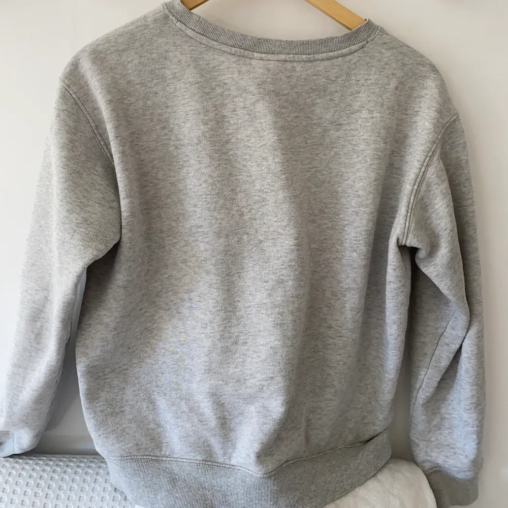 Denna grå sweatshirt säljer jag pga att den inte passar längre. Ursprungligen köpt ifrån H&M. Tröjan är en storlek XS fast passar på mig som är M. (Säljer denna för 90kr plus frakt)💫✨⭐️🌸💕. Tröjor & Koftor.