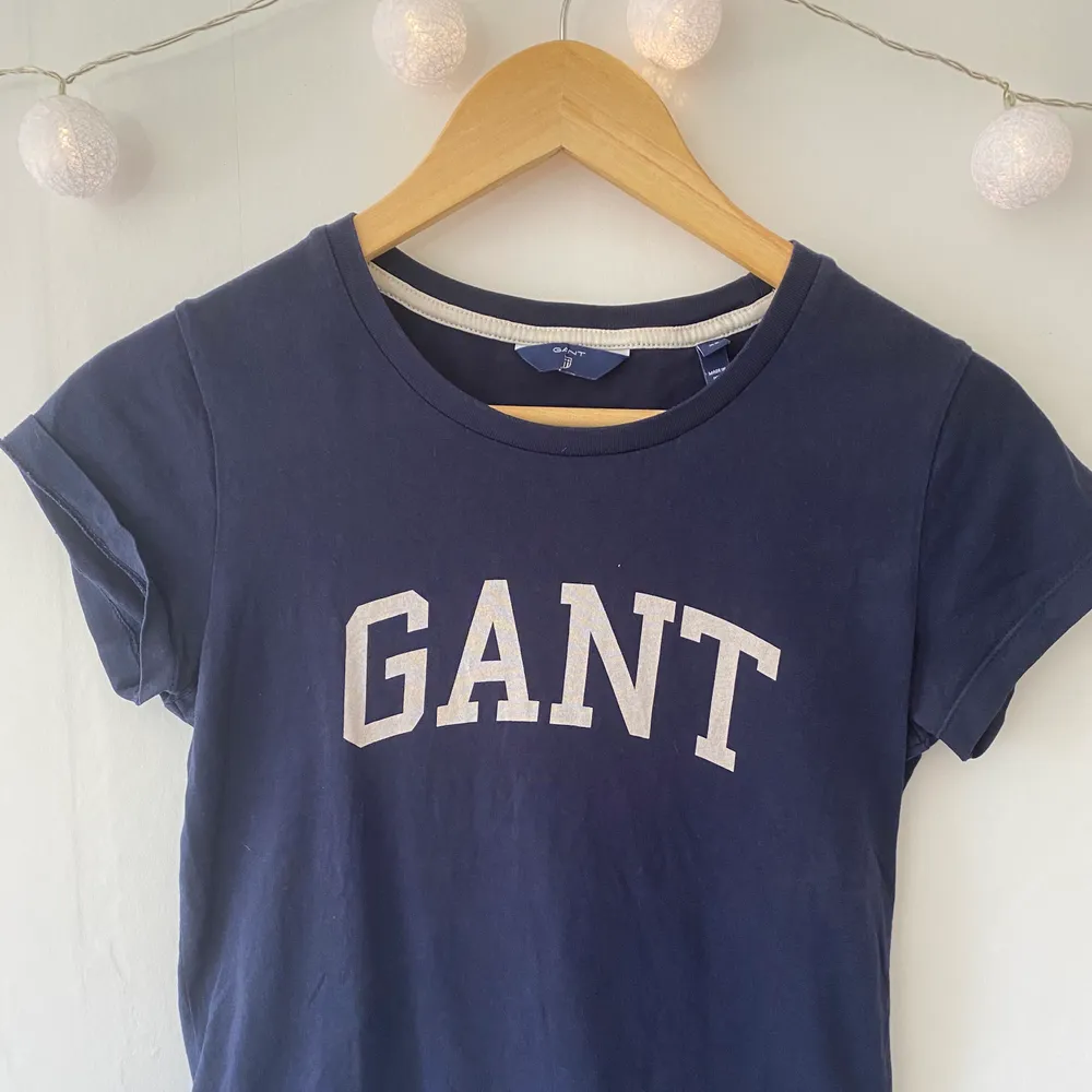 Säljer denna marinblå Gant t-shirt. Pga för liten storlek. Välanvänd men fortfarande fin. Texten har blivit lite gulaktig. Den är storlek XS men funkar på S. Säljer den för 150kr plus frakt. Köpt på Jolina i Borås. 🌸✨💫⭐️ kontakta för mer information.. T-shirts.