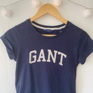 Säljer denna marinblå Gant t-shirt. Pga för liten storlek. Välanvänd men fortfarande fin. Texten har blivit lite gulaktig. Den är storlek XS men funkar på S. Säljer den för 150kr plus frakt. Köpt på Jolina i Borås. 🌸✨💫⭐️ kontakta för mer information.