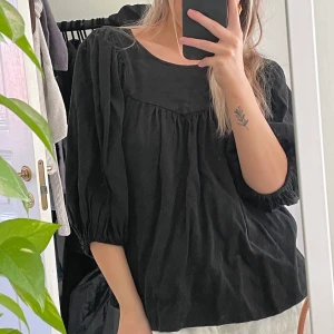 Blus från & Other Stories - Jättesöt svart blus från & Other Stories i storlek 36. Köpte i hopp om att jag skulle börja använda blusar men gör ju inte det hahaha. Använd 1 gång! Små broderade blommor typ på tyget. Köparen står för frakt 💖