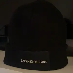 En svart Calvin Klein Jeans mössa från zalando som är helt slutsåld, skit snygg och i bra skick och knappt använd💞🦋