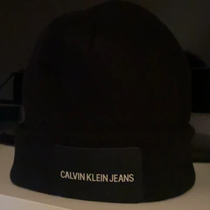 Calvin Klein mössa - En svart Calvin Klein Jeans mössa från zalando som är helt slutsåld, skit snygg och i bra skick och knappt använd💞🦋