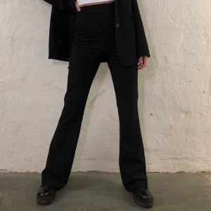 Kostymbyxor LxA - Säljer dessa slutsålda kostymbyxor ifrån LxA! Har dom i storlek M men har sytt in midjan då dom var lite stora för mig även fast jag alltid har M på byxor. Har dom k den långa modellen och dom sitter perfekt då!!! Köpte för 900kr och säljer för 500