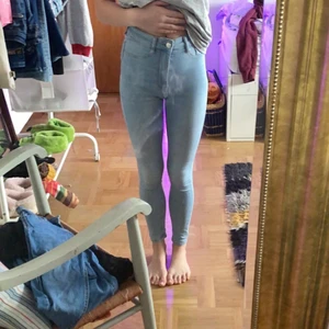 Skinny jeans - Jag säljer dessa jätte fina skinny jeans som jag tyvär inte har till användning. Dem kommer från Gina tricot och Jag skulle säga att dem har jätte bra skick och kvalite.