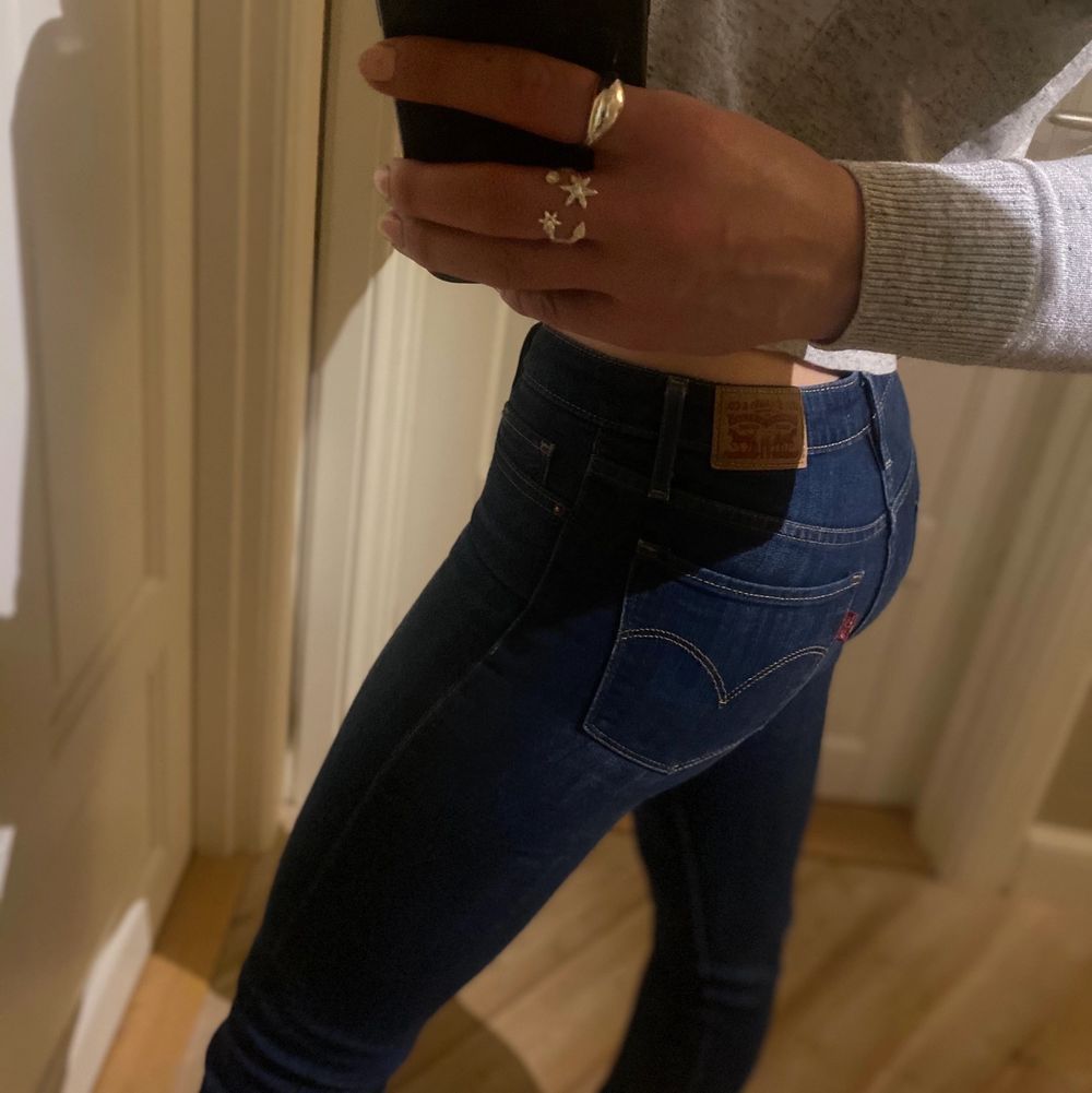 Snygga lågmidjade Levis jeans pris 170kr inklusive frakt som ligger på 79kr🙌🏼😃 oanvända, storlek 27 och passar mig som är 36/38. Mötas upp-90kr kostar byxorna😃. Jeans & Byxor.