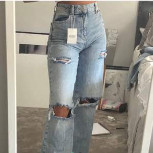 ❌LÅNADE BILDER❌ Säljer dessa oanvända jeans ifrån Bershka i strl 36. Säljer slut snabbt på hemsidan och finns sällan i strl 34/36. Dem sitter hur fint som helst, men är för stora för mig helt enkelt. Oanvända såklart