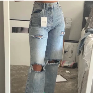 90’s Denim jeans - ❌LÅNADE BILDER❌ Säljer dessa oanvända jeans ifrån Bershka i strl 36. Säljer slut snabbt på hemsidan och finns sällan i strl 34/36. Dem sitter hur fint som helst, men är för stora för mig helt enkelt. Oanvända såklart