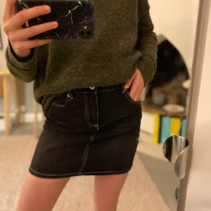 Ganni kjol - Säljer min ganni kjol som endast är använd en gång🥰 passar en 34 eller xs-s. Säljer för 300kr🙌🏼❤️