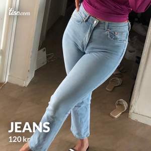 Super sköna och stretchiga jeans i storlek 36. Ankellängd på dessa och rak modell. 