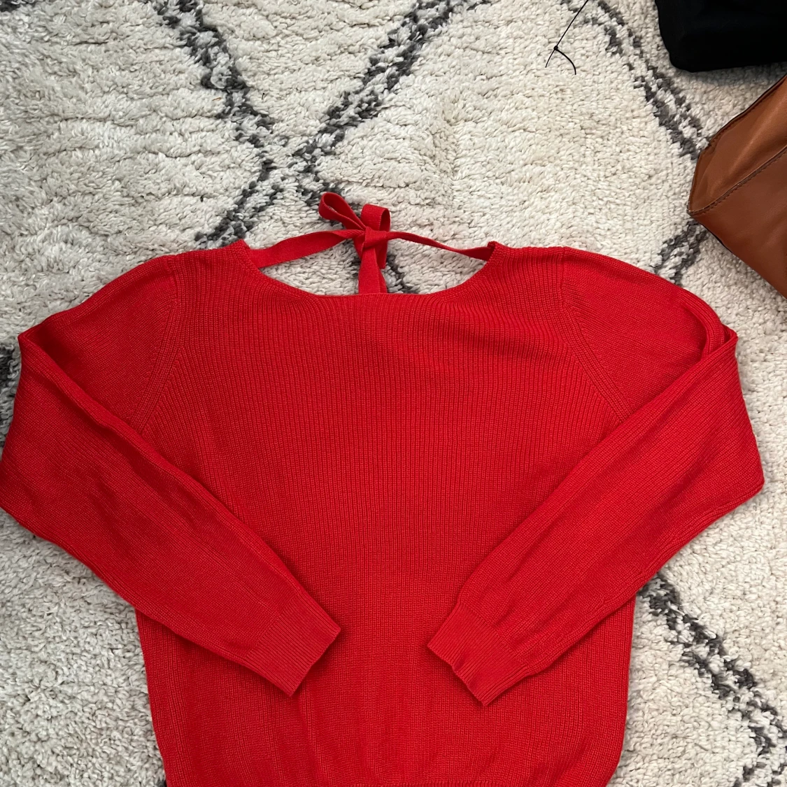 Röd stickad tröja med öppen rygg