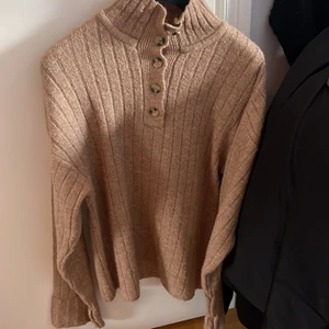 Stickad  - Knappt använd och ärmarna är nervikta men de går att vika up igen! 